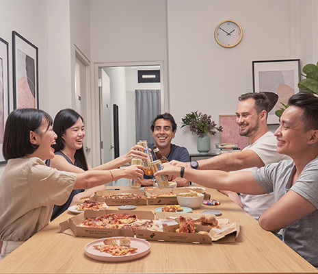 people-having-dinner-with-pizza